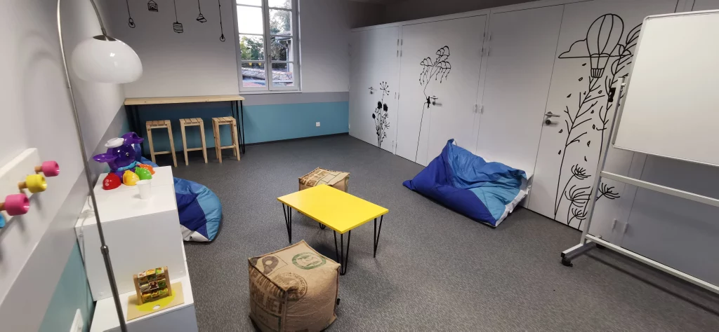 Espace dédié à la convivialité et au confort par des canapés et tables de réemploi mais aussi ludique par ses installations (tableau blanc etc.)