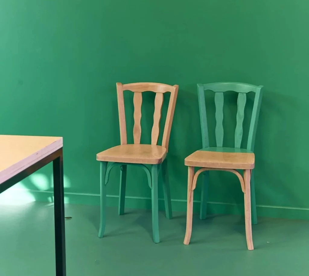 Deux chaises écoresponsables sont côte à côte comme deux amies de longue dates, elles sont en bois brut et vert.