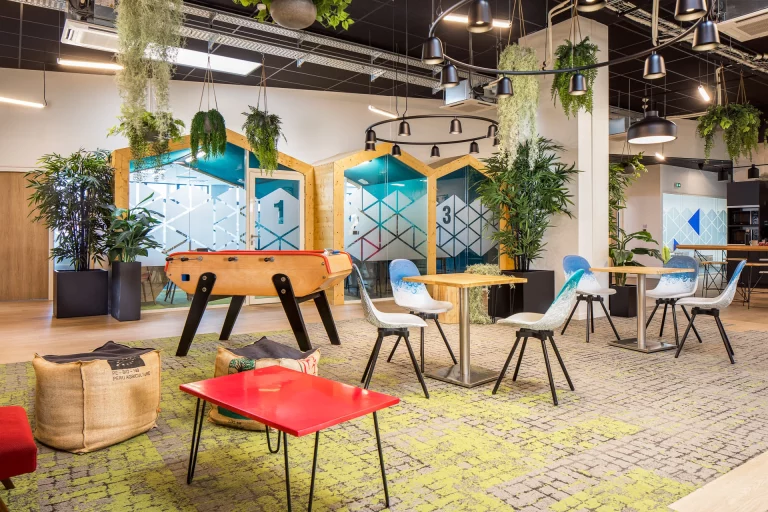 Espace écoresponsable chaleureux et moderne alliant bois et végétalisation.