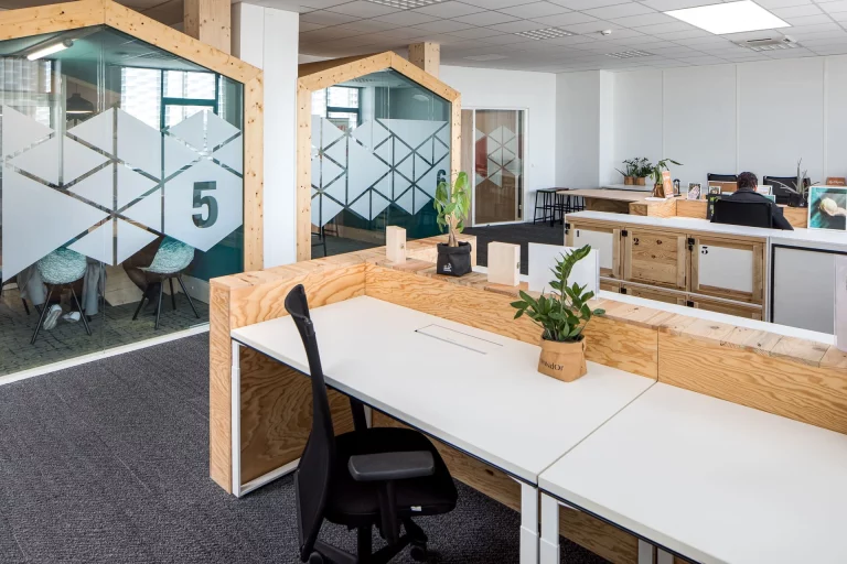 Du mobilier de réemploi professionnel, éco-responsable et esthétique dans des bureaux en open space