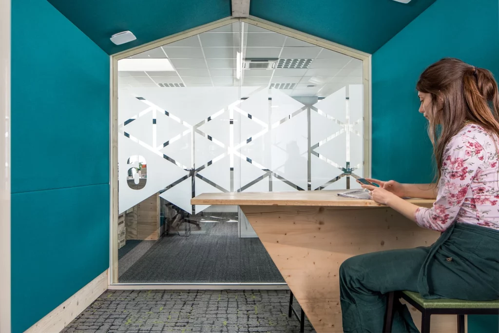 Vue de l'intérieur de la cabine insonorisée de réemploi avec des murs bleus : parfait pour être en confiance lors des appels avec les clients !