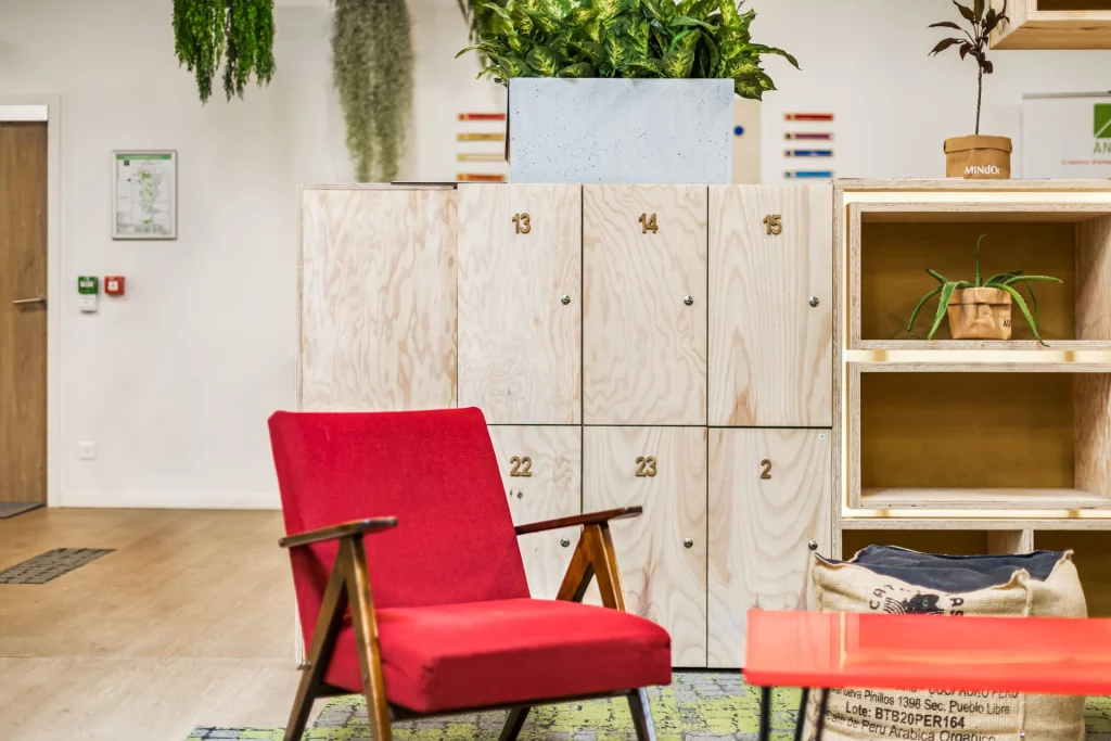 Zoom sur un mobilier de réemploi professionnel confortable avec des casiers de rangement en surcyclage.