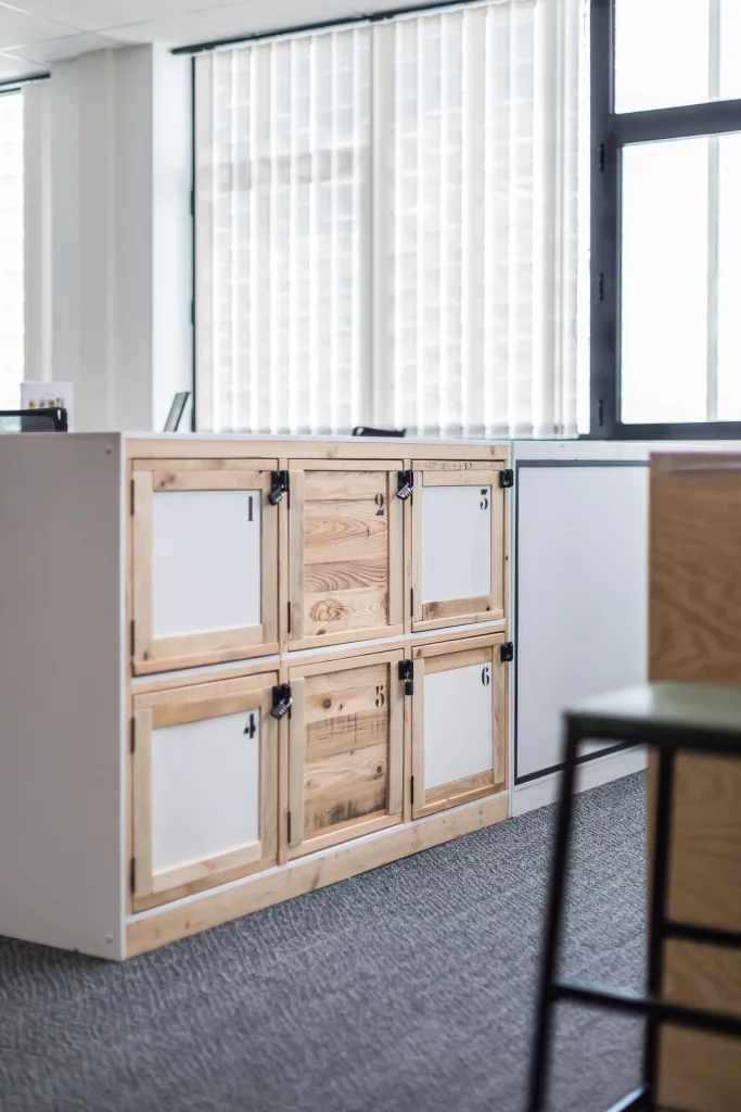 Vue de près de casiers surcyclés pour pouvoir ranger tout type d'affaires au travail.