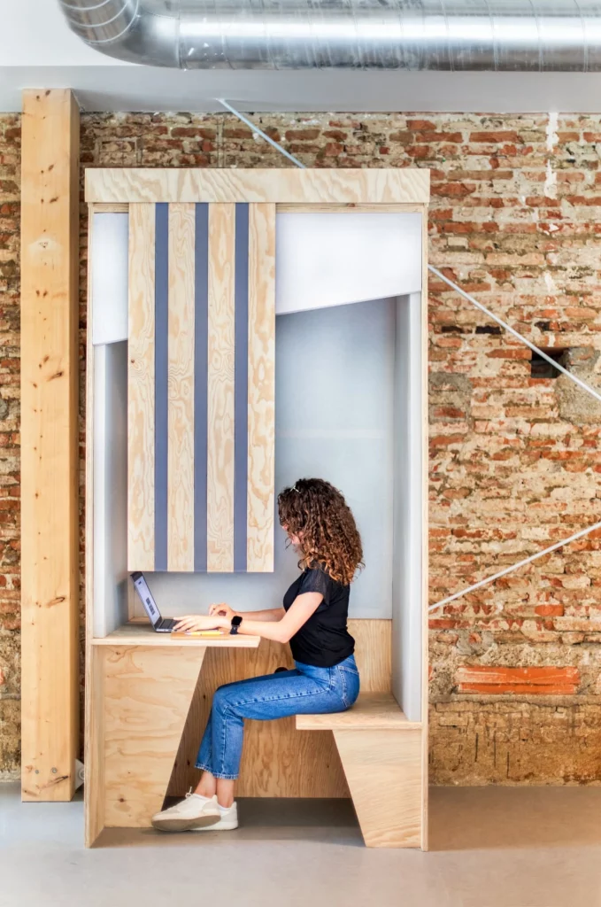 Bureau seul avec une petite table pour travailler, le tout en surcyclage, donnant un parfait endroit pour s'isoler si nécessaire.