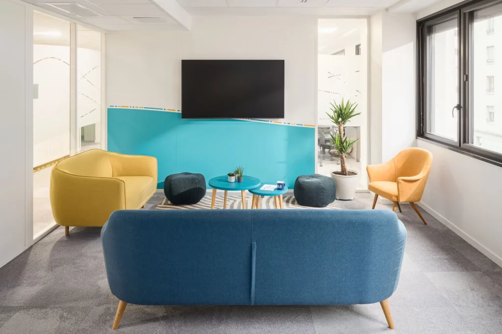 Bel espace confortable et esthétique réalisé avec du mobilier professionnel de réemploi pour se détendre devant la télévision.
