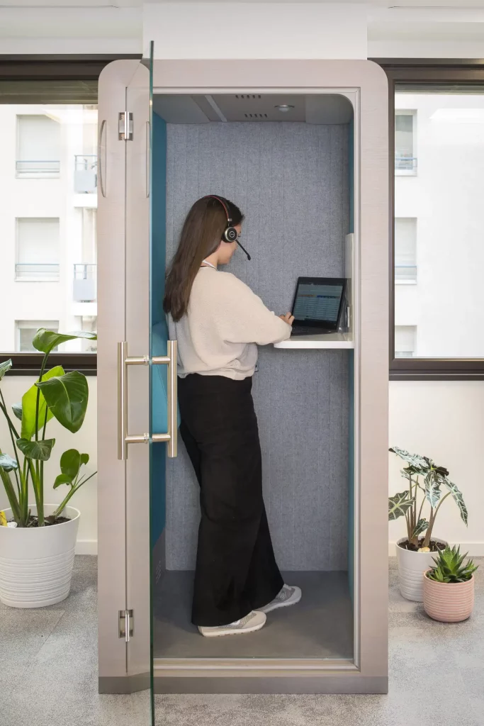 Mise en avant d'une cabine insonorisée de seconde main permettant aux employés de s'isoler pour des appels téléphoniques.