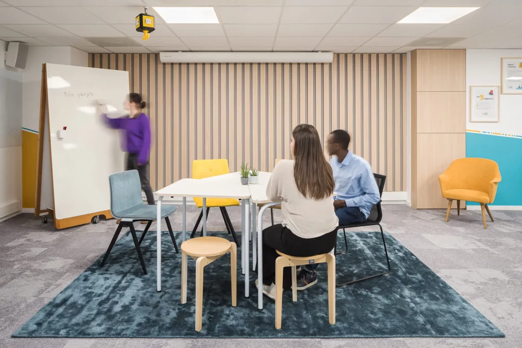 Grand espace de travail lumineux et réalisé à partir de matériaux écoresponsables.
