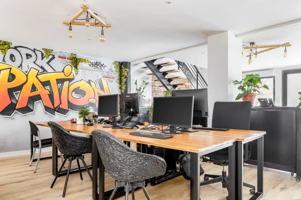 Vue sur du mobilier de réemploi professionnel placé et optimisés dans la pièce par nos architectes d'intérieur.