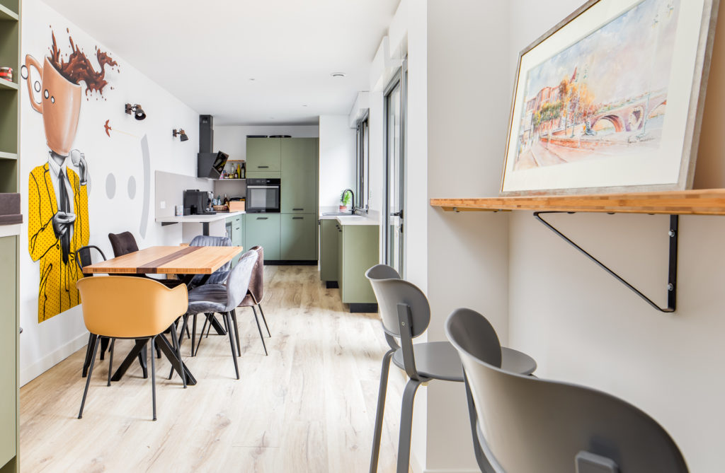 Espace repas au style industriel comme le reste, meublé de manière écoresponsable.
