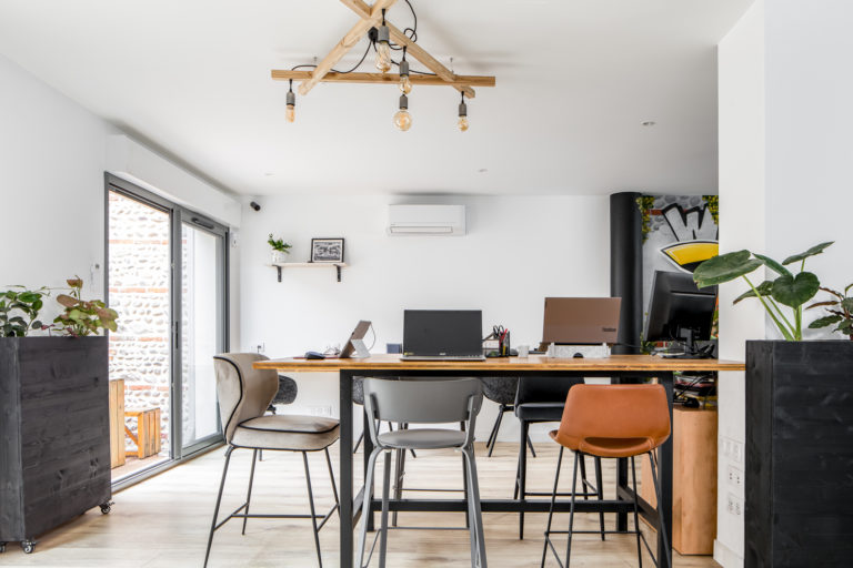 Mobilier reconditionné : tables et chaises choisies avec soin par nos architectes d'intérieur et issues de l'économie circulaire.