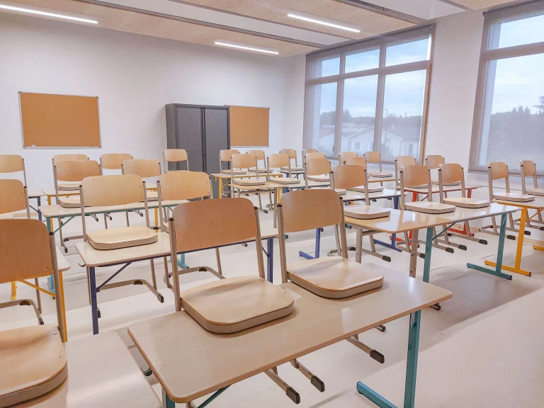 Vue sur une salle de classe qui semble être identique à toutes les autres : sauf que celle-ci est aménagée uniquement avec du mobilier de réemploi.