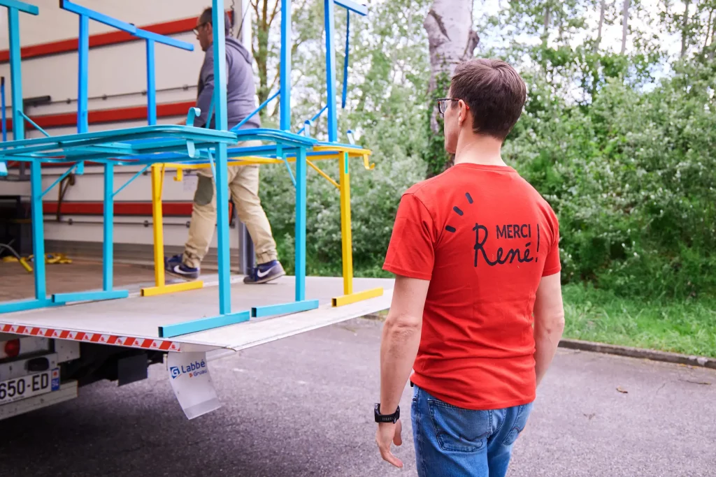 Le gérant de Merci René met la main à la pâte pour aménager le collège du mobilier de réemploi.