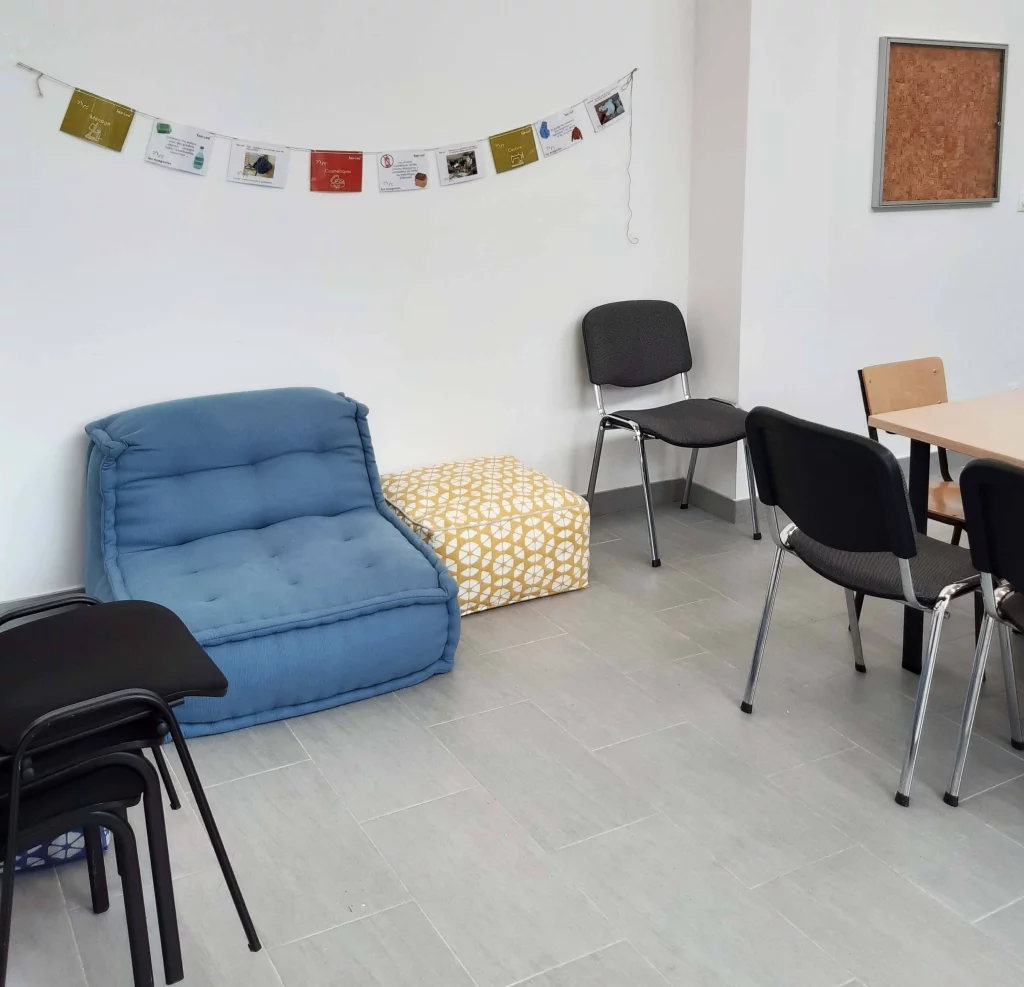 Zoom sur les poufs et fauteuils de seconde main à disposition dans le local.