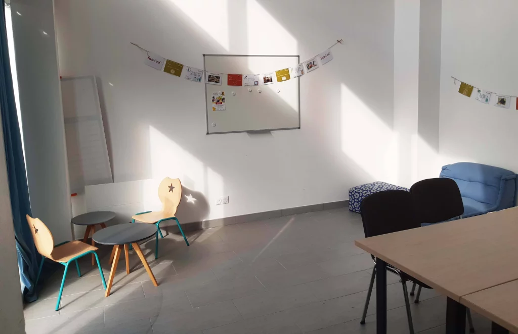 Mise en lumière de l'espace enfant de réemploi et des panneaux d'affichage de l'association.