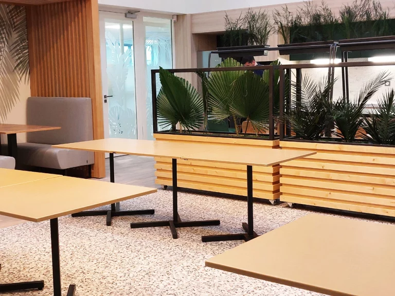 Vue sur un espace cafétéria agréable et convivial, idéal pour se reposer pendant une pause.
