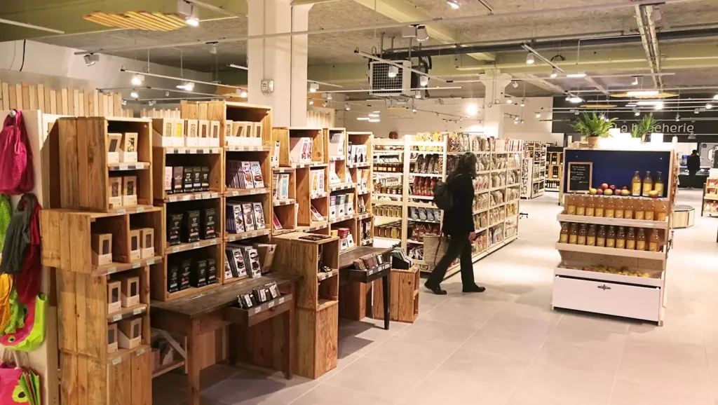 Vue sur un meuble en bois écoresponsable accueillant du chocolat éthique dans son rayon.