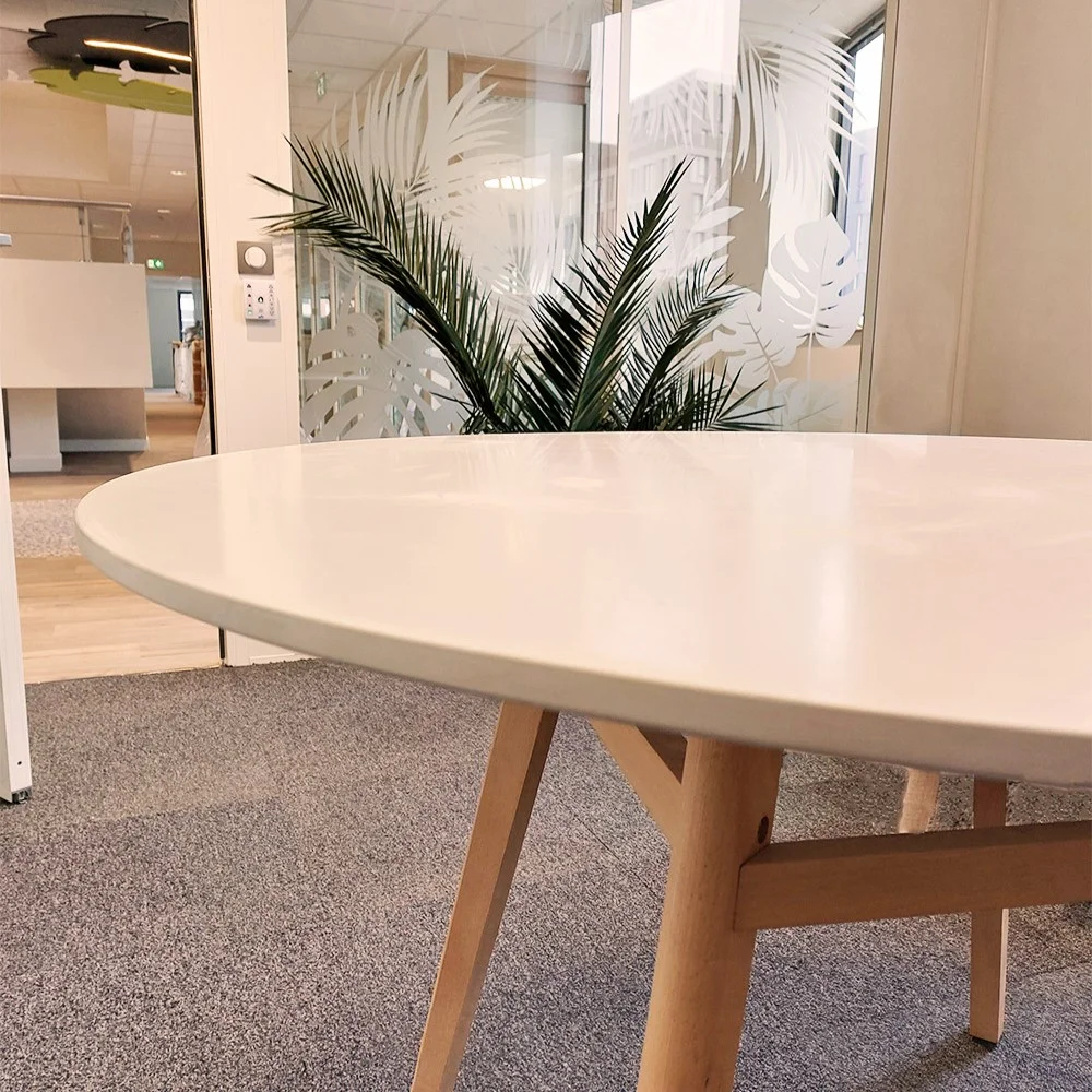 Vue sur une table écoresponsable parfaite pour les réunions entre collaborateurs.