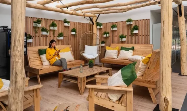 Grande pergola intérieure réalisée en surcyclage