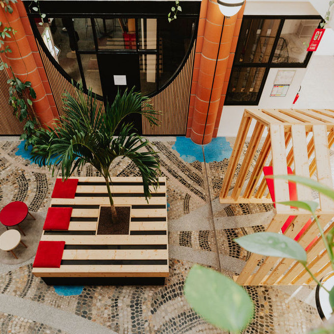 Mobilier atypique en bois surcyclé avec une grande qualité fidèle au mobilier de réemploi professionnel.