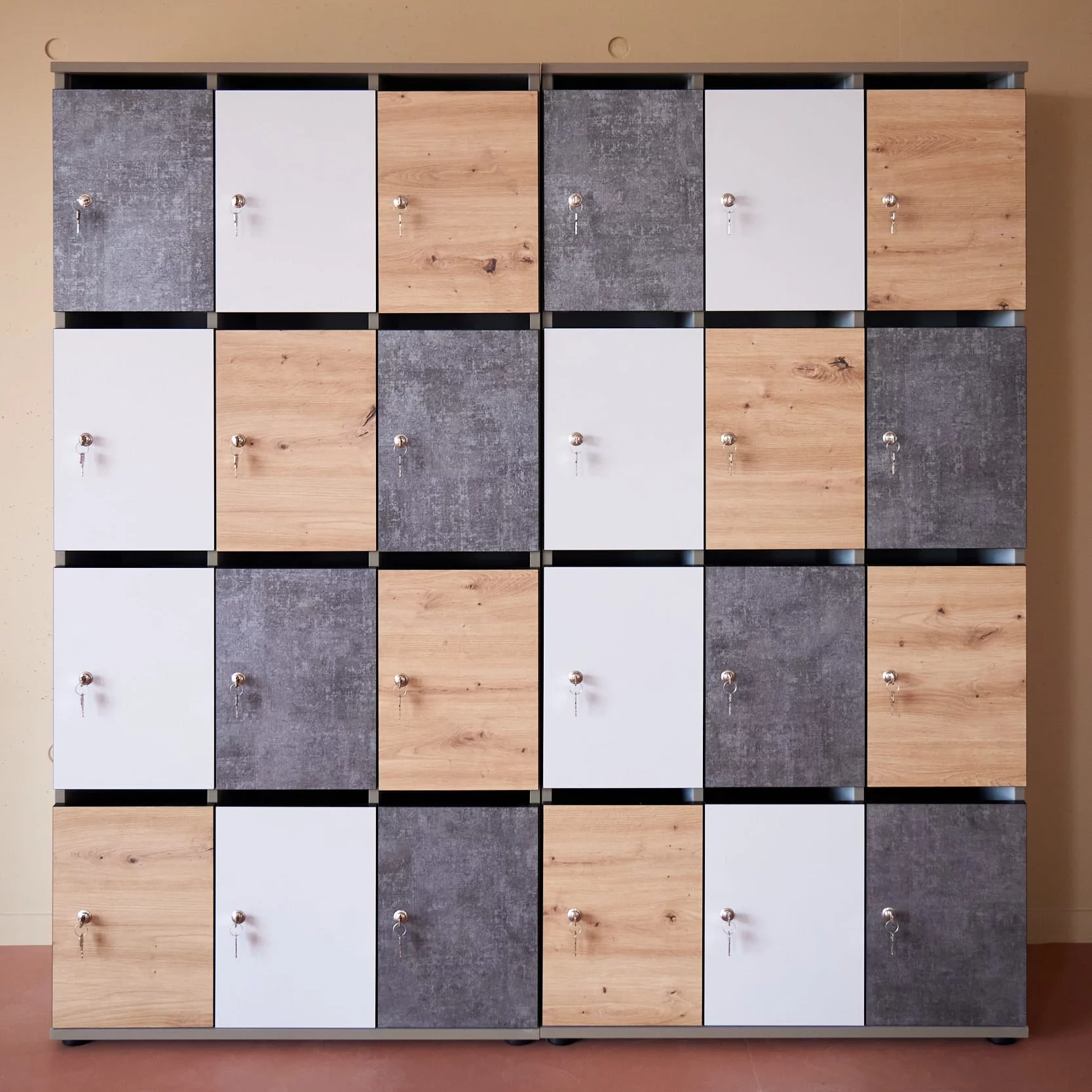 Meuble de rangement tricolore (bois, blanc, noir) de type "casiers scolaires".